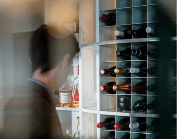 Il Parlamento scozzese aumenta il prezzo minimo per l'alcol: contrasti sugli effetti